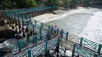 Pantai Dato merupakan tempat wisata yang ramai dikunjungi oleh wisatawan khususnya pada akhir pekan.