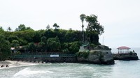 Pasir putih, terumbu karang dan tebing pegunungannya menjadi daya tarik pantai ini.