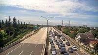Tampak antrean kendaraan lainnya di belakang rombongan mobil mewah itu. (Foto: Dok. TMC Polda Metro Jaya)