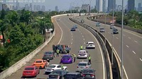 Satuan Polisi Jalan Raya (PJR) Polda Metro Jaya menegur pengemudi mobil mewah yang foto-foto di tengah jalan Tol Depok-Antasari, persisnya di KM 02+400 Tol Andara, Jakarta Selatan. Hal ini terlihat dari unggahan TMC Polda Metro Jaya di Instagram (Foto: Dok. TMC Polda Metro Jaya)