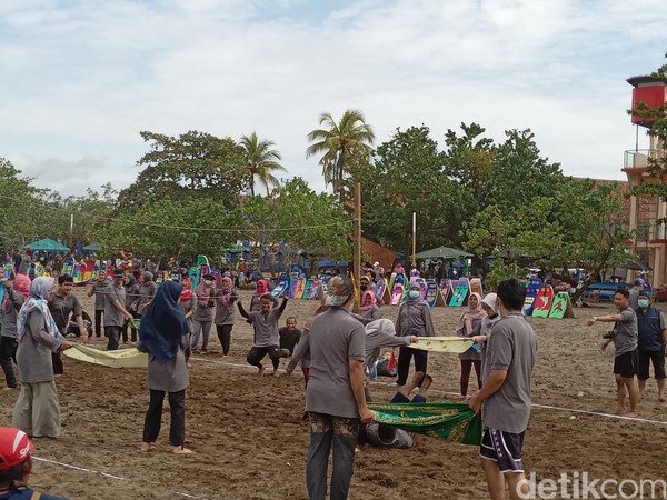 Selain itu aktivitas seperti Family Gatehring dan wide game seru dilakukan ditepian pesisir. Adapun keseruan anak-anak yang bermain pasir bersama keluarga. Foto: Aldi Nur Fadillah/detikcom Selain itu aktivitas seperti Family Gatehring dan wide game seru dilakukan ditepian pesisir. Adapun keseruan anak-anak yang bermain pasir bersama keluarga. Foto: Aldi Nur Fadillah/detikcom