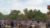 Selain itu aktivitas seperti Family Gatehring dan wide game seru dilakukan ditepian pesisir. Adapun keseruan anak-anak yang bermain pasir bersama keluarga. Foto: Aldi Nur Fadillah/detikcom