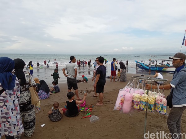 Ada wisatawan yang asyik menunggangi kuda sambil keliling pesisir pantai, para pedagang asongan, penawar jasa foto, botram atau makan bersama dan penyewa bugi.Foto: Aldi Nur Fadillah/detikcom Ada wisatawan yang asyik menunggangi kuda sambil keliling pesisir pantai, para pedagang asongan, penawar jasa foto, botram atau makan bersama dan penyewa bugi.Foto: Aldi Nur Fadillah/detikcom