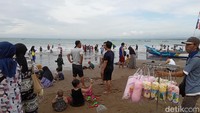 Ada wisatawan yang asyik menunggangi kuda sambil keliling pesisir pantai, para pedagang asongan, penawar jasa foto, botram atau makan bersama dan penyewa bugi.Foto: Aldi Nur Fadillah/detikcom