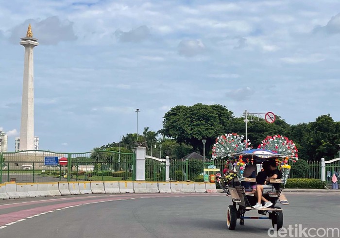 Pandapatan kusir delam menurun sejak Monas ditutup akibat pandemi COVID-19. Meski demikian mereka tetap berburu rezeki terutama saat libur Sabtu-Minggu ini.