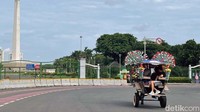 Sejak pandemi yang menyebabkan Monas ditutup untuk pengunjung, pendapatan para kusir delman menurun drastis.