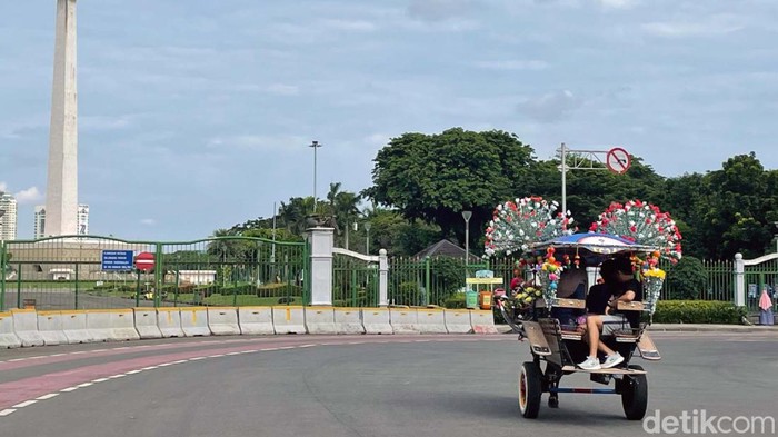 Pandapatan kusir delam menurun sejak Monas ditutup akibat pandemi COVID-19. Meski demikian mereka tetap berburu rezeki terutama saat libur Sabtu-Minggu ini.