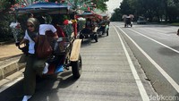 Seiring mereda pandemi, kini para kusir delam dapat tersenyum karena pengunjung mulai datang terutama di hari Sabtu dan Minggu.