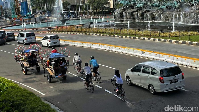 Pandapatan kusir delam menurun sejak Monas ditutup akibat pandemi COVID-19. Meski demikian mereka tetap berburu rezeki terutama saat libur Sabtu-Minggu ini.