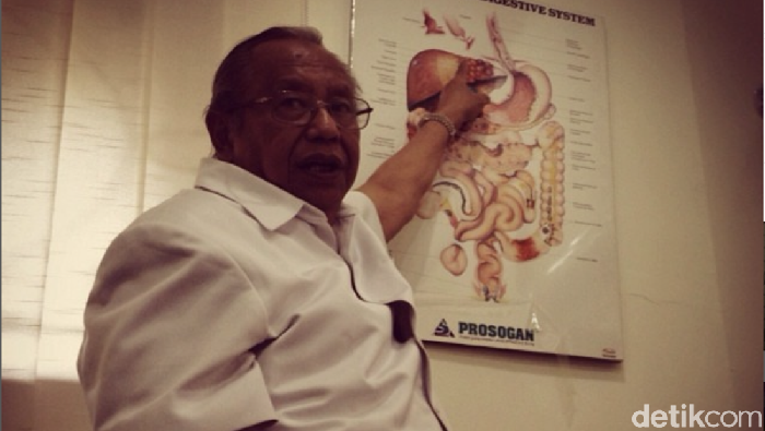 Prof Ali Sulaiman saat menjelaskan permasalahan hepatitis di Klinik Hati, Cideng.