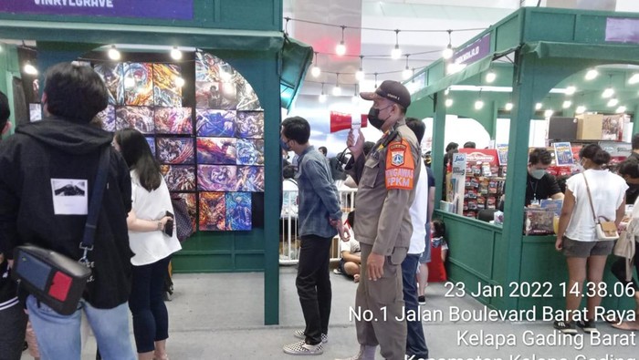 Satpol PP DKI di event anime yang diadakan di Mall of Indonesia