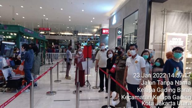 Satpol PP DKI di event anime yang diadakan di Mall of Indonesia