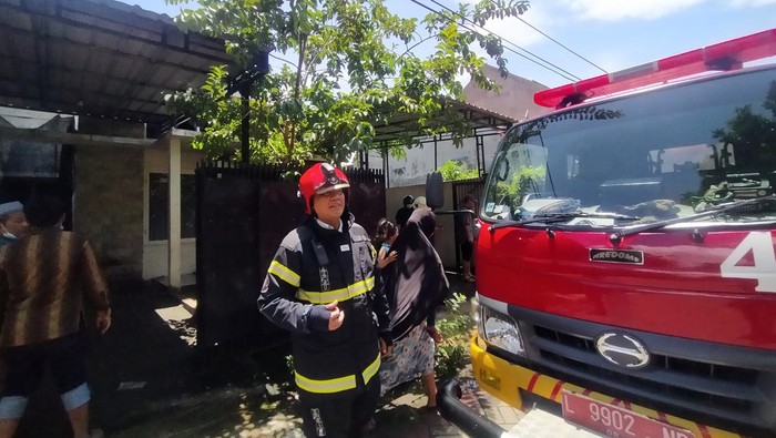 Sebuah rumah di Jalan Karah Agung, Kecamatan Jambangan, Surabaya terbakar. 7 Damkar diterjunkan ke lokasi.