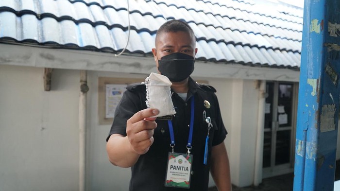 Seorang peserta seleksi perangkat desa Kabupaten Blora membawa benda diduga jimat, Semarang, Minggu (23/1/2022).