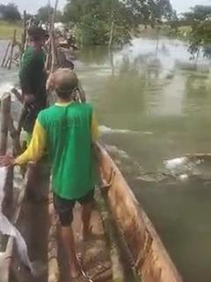 tanggul jebol di bojonegoro diperbaiki