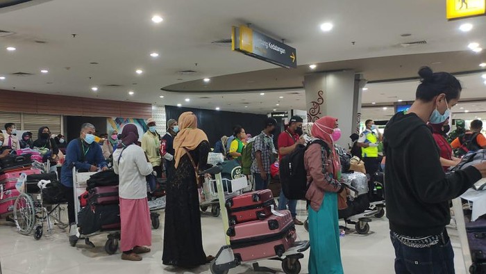 Sebanyak 129 Pekerja Migran Indonesia (PMI) atau TKI tiba di Bandara Juanda pada Sabtu (22/1). Dua di antaranya diketahui positif COVID-19.