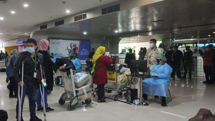 Sebanyak 129 Pekerja Migran Indonesia (PMI) atau TKI tiba di Bandara Juanda pada Sabtu (22/1). Dua di antaranya diketahui positif COVID-19.
