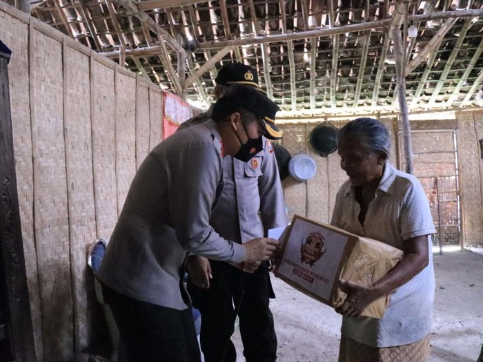 Warga disabilitas dan yatim piatu mendapat perhatian. Polisi Bojonegoro mendatangi mereka dengan memberikan sembako dan sejumlah uang tunai hasil jariyah anggotanya.