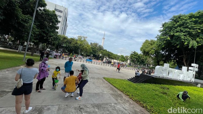 Kawasan Lapangan Bantemg, Jakarta, tampak ramai warga yang berolahraga. Mereka menikmati akhir pekan di tengah melonjaknya kasus Omicron.