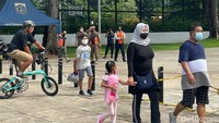 Satpol PP pun berjaga dan menghimbau warga untuk menerapkan protokol kesehatan saat beraktivitas di Lapangan Banteng.