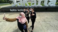 Warga berolahraga di Lapangan Bantemg, Jakarta, Minggu (23/01/2022).