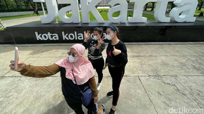 Kawasan Lapangan Bantemg, Jakarta, tampak ramai warga yang berolahraga. Mereka menikmati akhir pekan di tengah melonjaknya kasus Omicron.