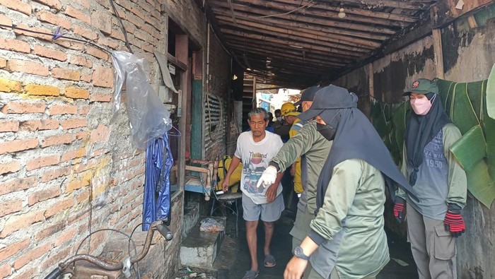 Warga Mulai Bersih-bersih Sisa Sampah