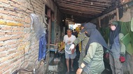 Banjir di Tegal Alur Surut, Warga Mulai Bersih-bersih Sisa Sampah