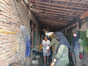 Banjir di Tegal Alur Surut, Warga Mulai Bersih-bersih Sisa Sampah