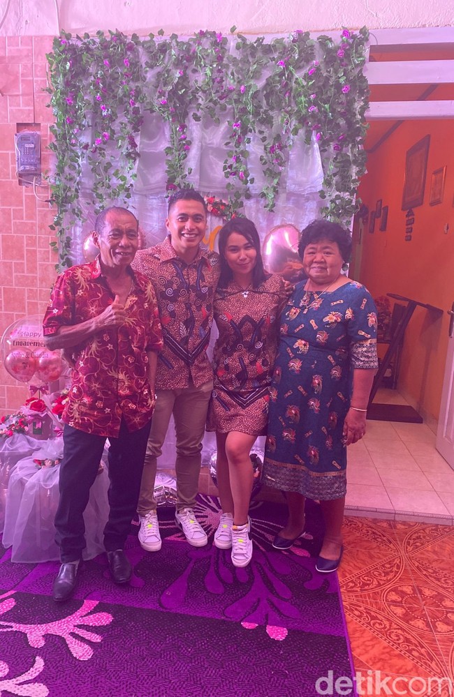 Aprilio Manganang, mantan pemain timnas voli putri yang dulu bernama Aprilia Manganang mengumumkan pertunangannya dengan wanita bernama Claudya. Claudya mengungkapkan acara pertunangannya dengan Aprilio Manganang digelar secara sederhana di rumahnya di Manado, Sulawesi Utara. Dia mengaku tak melakukan persiapan khusus untuk momen bahagianya tersebut. Untuk persiapan acara tunangan sih cuma satu bulan aja. Kalau untuk konsep sih, nggak ada ya mengalir aja apa adanya karena kita mau se-simple mungkin, ungkap Claudya melalui WhatsApp kepada Wolipop, Senin (24/1/2022). Foto: Dok. pribadi Claudya.