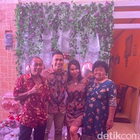 Aprilio Manganang, mantan pemain timnas voli putri yang dulu bernama Aprilia Manganang mengumumkan pertunangannya dengan wanita bernama Claudya. Claudya mengungkapkan acara pertunangannya dengan Aprilio Manganang digelar secara sederhana di rumahnya di Manado, Sulawesi Utara. Dia mengaku tak melakukan persiapan khusus untuk momen bahagianya tersebut. Untuk persiapan acara tunangan sih cuma satu bulan aja. Kalau untuk konsep sih, nggak ada ya mengalir aja apa adanya karena kita mau se-simple mungkin, ungkap Claudya melalui WhatsApp kepada Wolipop, Senin (24/1/2022). Foto: Dok. pribadi Claudya.