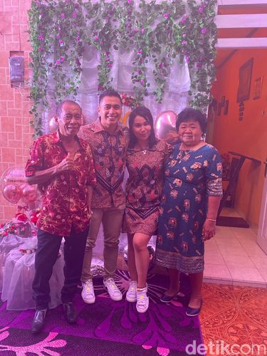 Foto acara lamaran Aprilia Manganang dan Claudya, bersama keluarga.