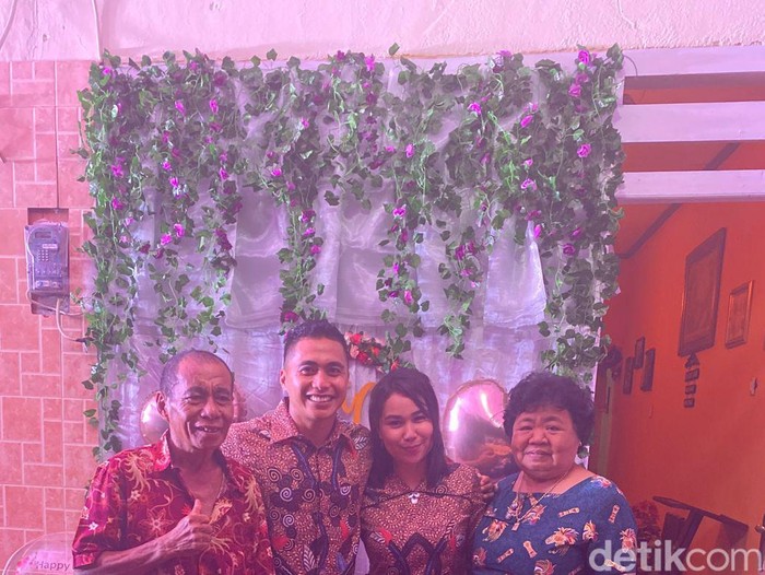 Foto acara lamaran Aprilia Manganang dan Claudya, bersama keluarga.