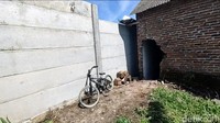 Akses baru tersebut harus membobol dinding rumah salah satu warga. Lubang berdiameter kurang dari satu meter dibuat. Untuk mencapai jalan besar, enam pemilik rumah harus menelusuri jalan baru itu sejauh kurang lebih 100 meter. 