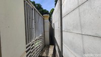 Kondisi ini sudah dialami warga sejak 10 hari terakhir. Enam rumah warga itu berdiri tepat di sisi selatan pagar tembok beton yang berdiri kokoh setinggi kurang lebih 2,5 meter.