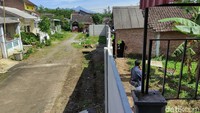 Akses enam rumah warga di Dusun Karangwaru RT 03/RW 10, Kelurahan Candirenggo, Singosari, Malang, tertutup tembok beton perumahan. Warga pun kerja bakti membuat akses jalan baru.