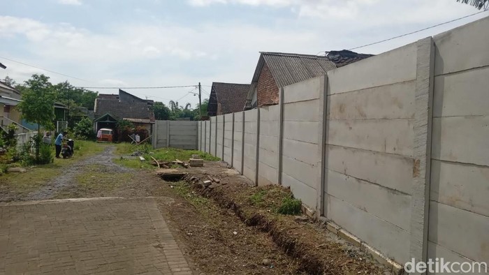 akses rumah warga malang terhalang tembok pembatas