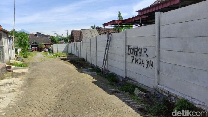 akses warga terhalang pagar beton perumahan