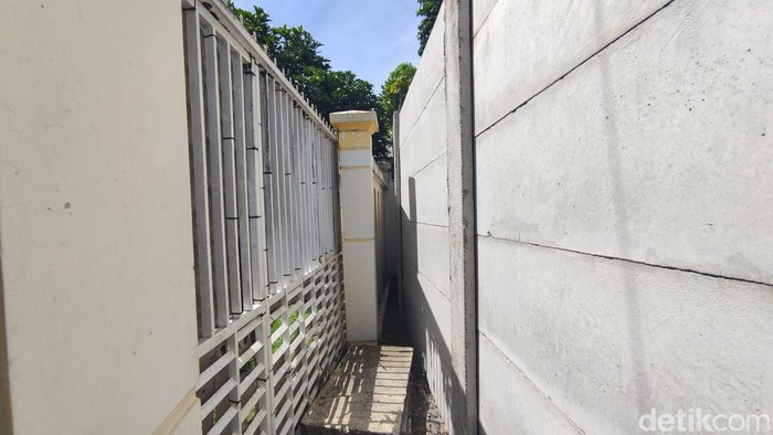 akses warga terhalang pagar beton perumahan