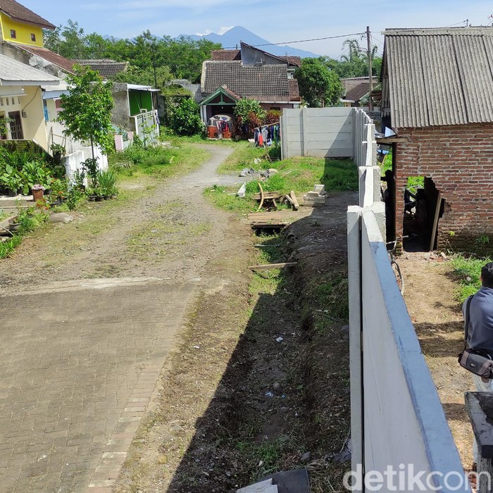 akses warga terhalang pagar beton perumahan