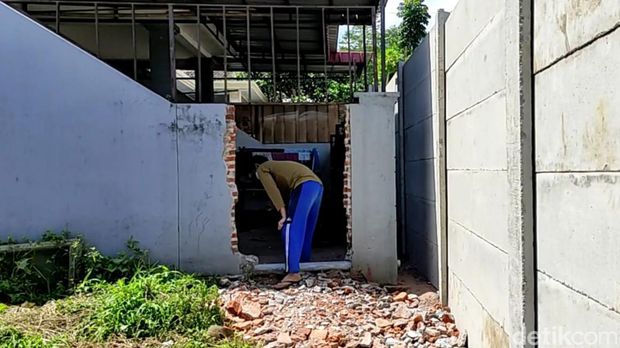 akses warga tertutup pagar beton