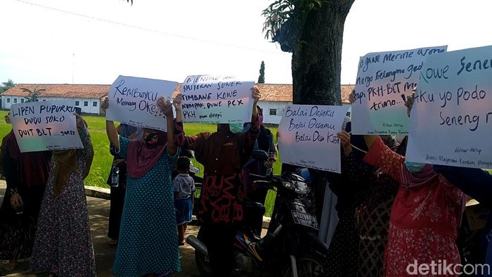 Aksi demo emak-emak warga Desa Rembun, Kabupaten Pekalongan, Senin (24/1/2022).