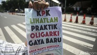 Dalam aksinya mereka mendesak Komisi Pemberantasan Korupsi (KPK) untuk segera memeriksa dua putra Presiden Joko Widodo, Gibran Rakabuming Raka dan Kaesang Pangarep atas dugaan korupsi, kolusi, dan nepotisme (KKN).