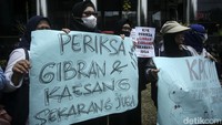 Aksi diikuti oleh mayoritas emak-emak.