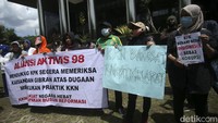 Mereka membentangkan poster dan spanduk.