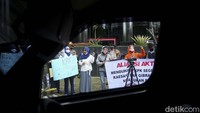 Massa aksi menamakan diri Aliansi Aktivis 98.