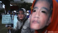 Mereka juga mengimbau agar pemerintah tidak mengintervensi dugaan kasus KKN yang melibatkan kedua putra Presiden Jokowi.