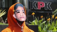 Para peserta aksi memakai topeng bergambar kedua anak Presiden Gibran dan Kaesang, di depan Gedung KPK, Jakarta, Senin (24/1/2022).