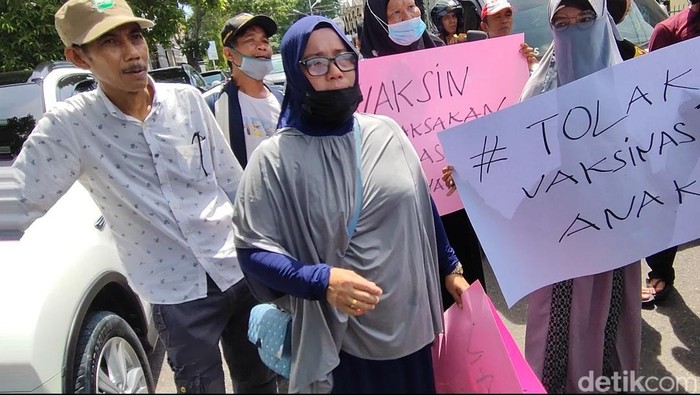Aksi warga menolak vaksinasi anak di Parepare, Sulsel (detikcom/Hasrul Nawir)