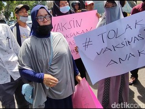 Warga Geruduk Kantor Disdik Parepapare Tolak Vaksinasi Anak